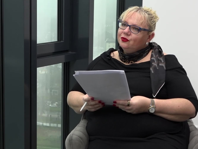 Alica Orda Oravcová, Ide o peniaze