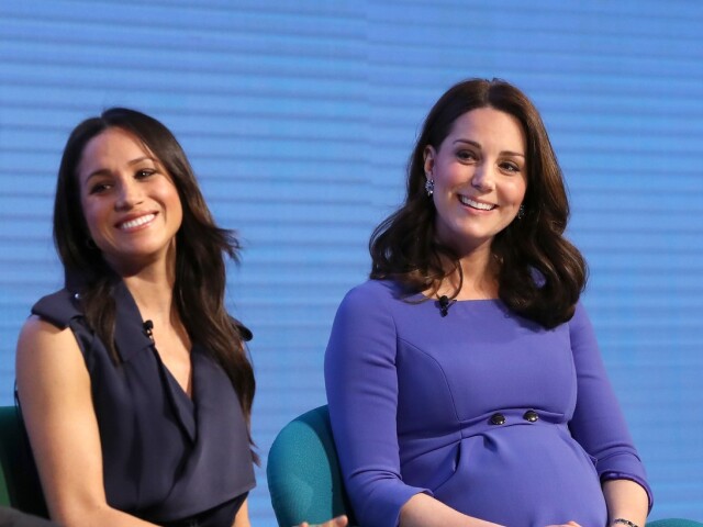 Meghan Markle (vľavo) a v tom čase tehotná vojvodkyňa, dnes princezná z Walesu Kate