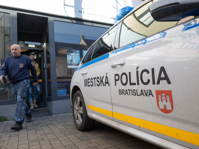 Nová kompetencia pre mestskú políciu? Násilníka by mohli vykázať z vlastného bytu