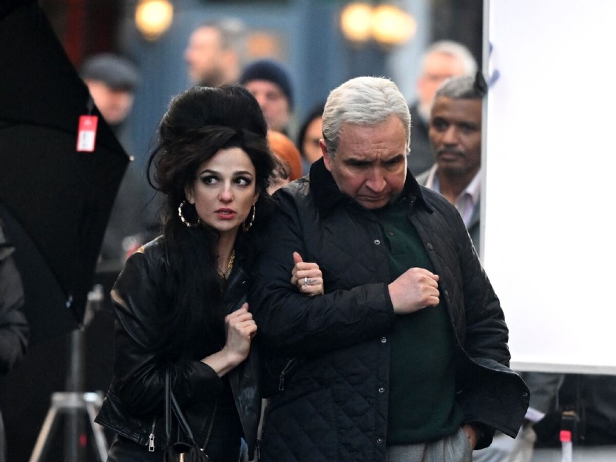 Marisa Abela ako Amy Winehouse a herec Eddie Marsan