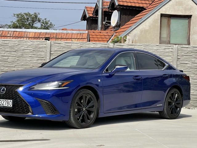 Lexus ES 300h (2023)