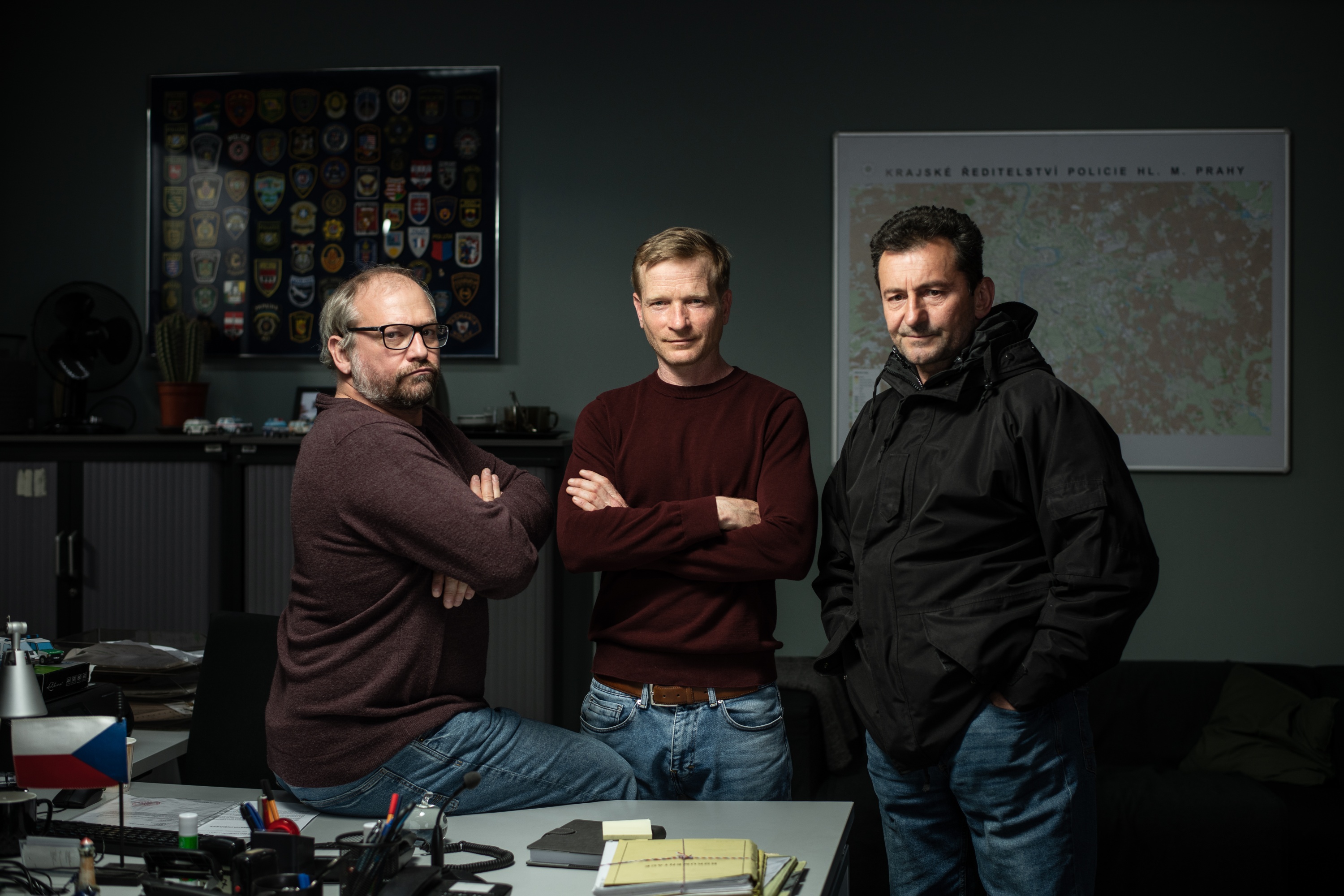 Marek Taclík, Matěj Hádek a Ondřej Vetchý ako kriminalisti pražskej mordparty v minisérii Docent.