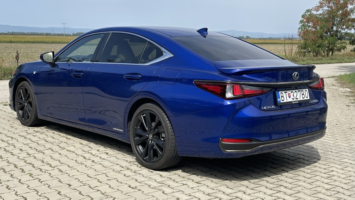 Lexus ES 300h (2023)