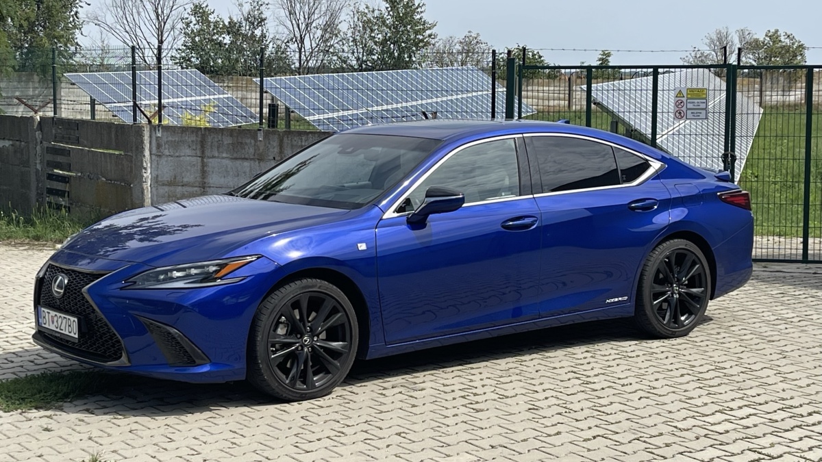Lexus ES 300h (2023)