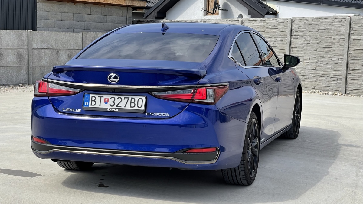 Lexus ES 300h (2023)