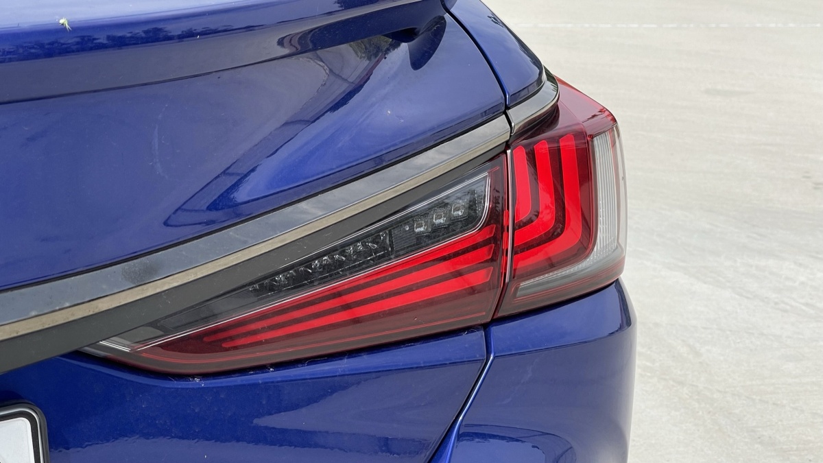 Lexus ES 300h (2023)