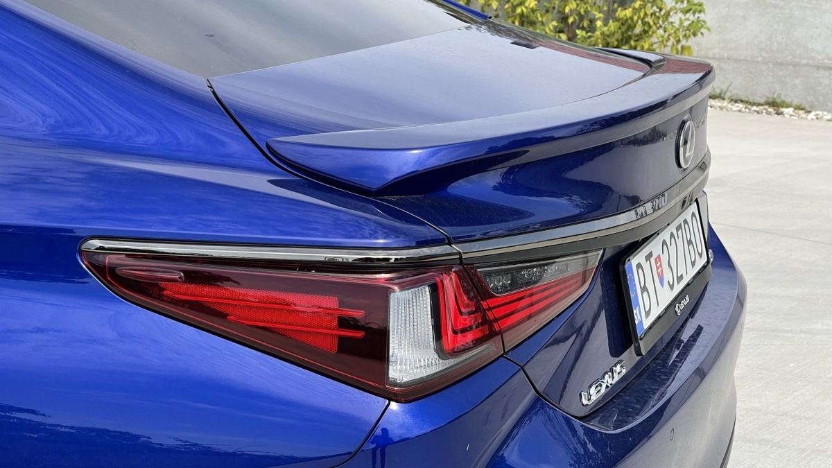 Lexus ES 300h (2023)