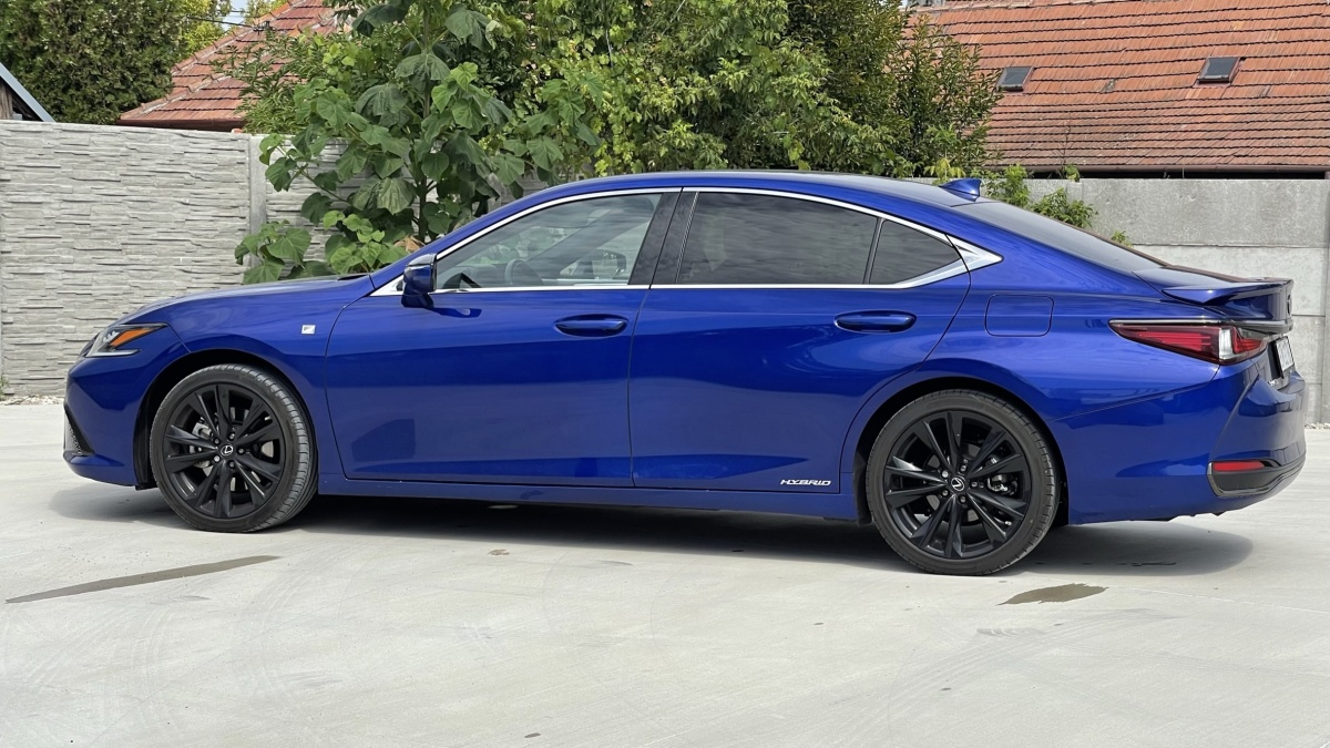 Lexus ES 300h (2023)