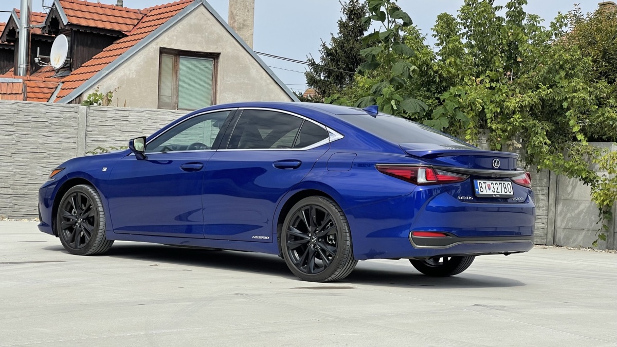 Lexus ES 300h (2023)