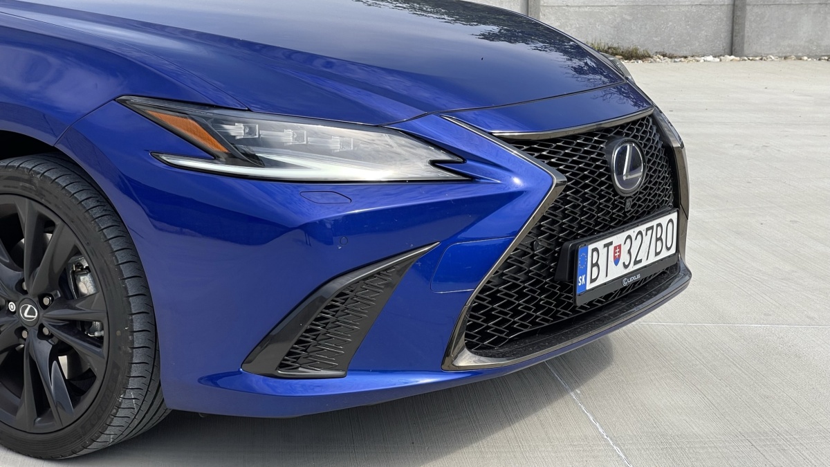Lexus ES 300h (2023)