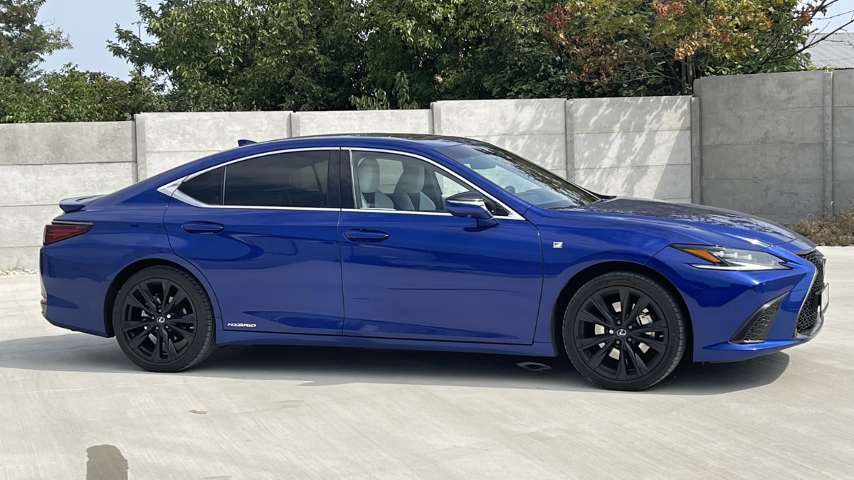 Lexus ES 300h (2023)