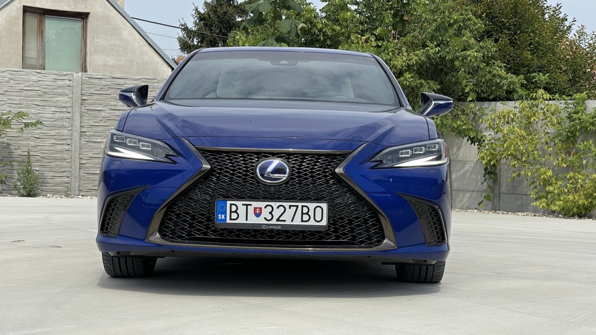 Lexus ES 300h (2023)