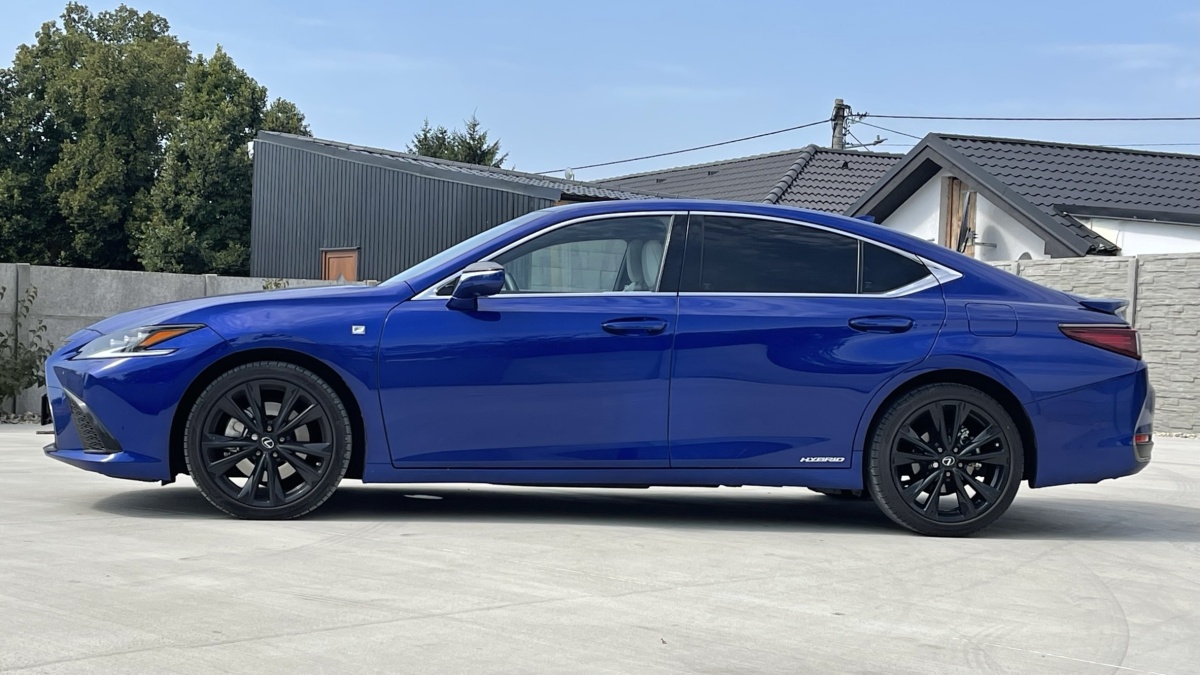 Lexus ES 300h (2023)