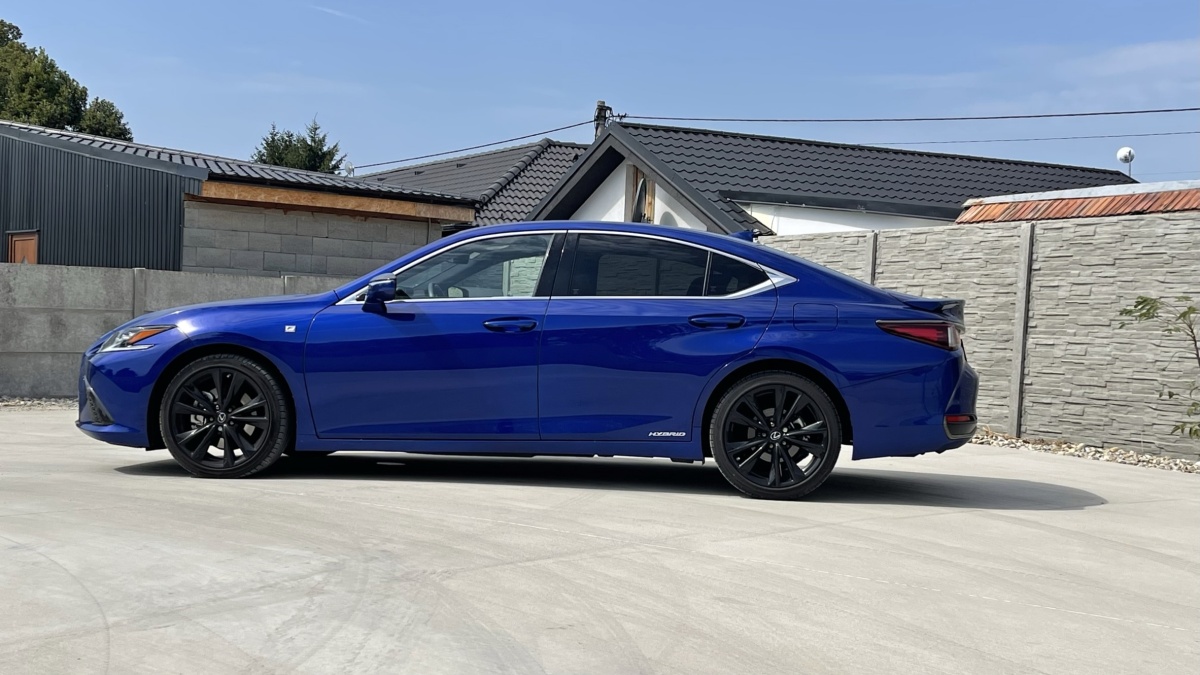 Lexus ES 300h (2023)