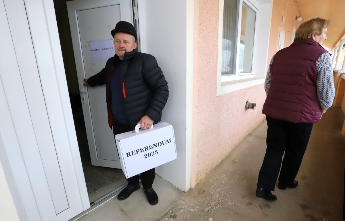SR referendum23 hlasovanie Bacúrov BBX