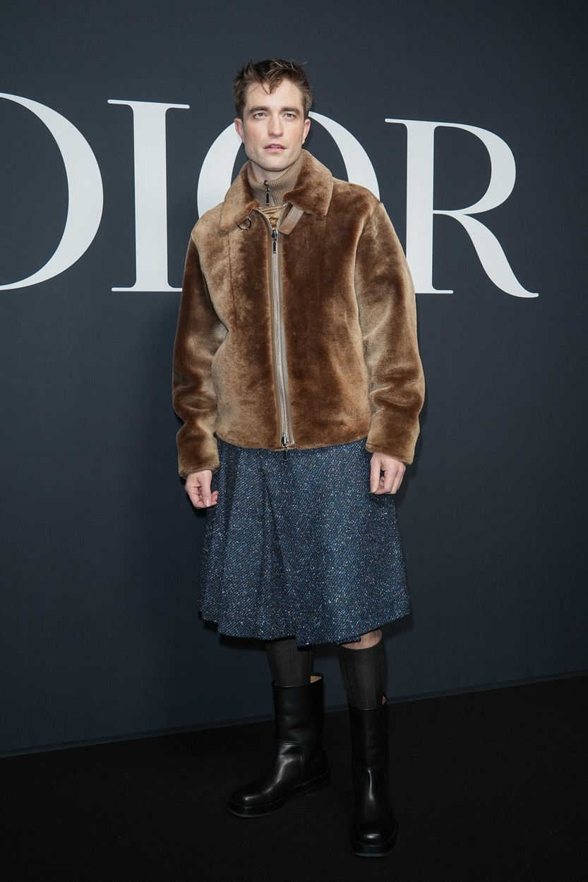 Herec Robert Pattinson sa objavil na prehliadke novej pánskej kolekcie Dior. Prišiel v sukni z aktuálnej kolekcie dizajnéra Kima Jonesa.