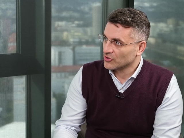 Pavel Škriniar, Ide o peniaze