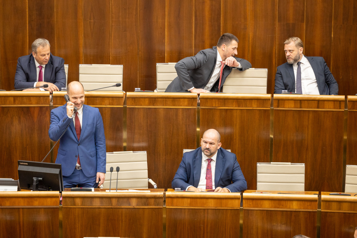 parlament, rokovanie, Gábor Grendel, Peter Pčolinský, Marian Viskupič