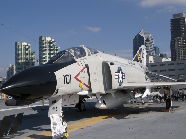 F-4 (Phantom)
