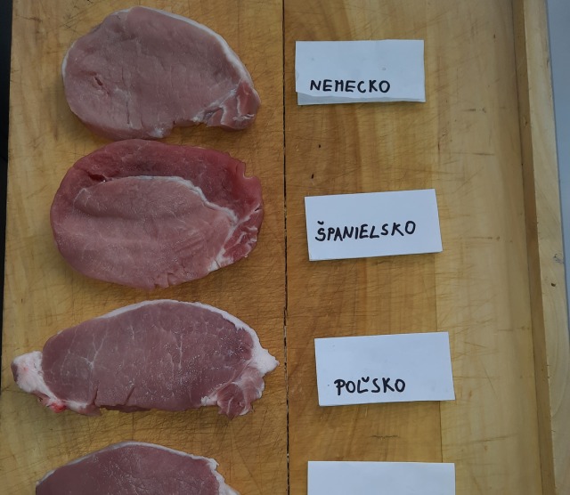 Vzhľad mäsa v pôvodných obaloch, po vybalení, krajina pôvodu. Kvalitné mäso má bledoružovú farbu.