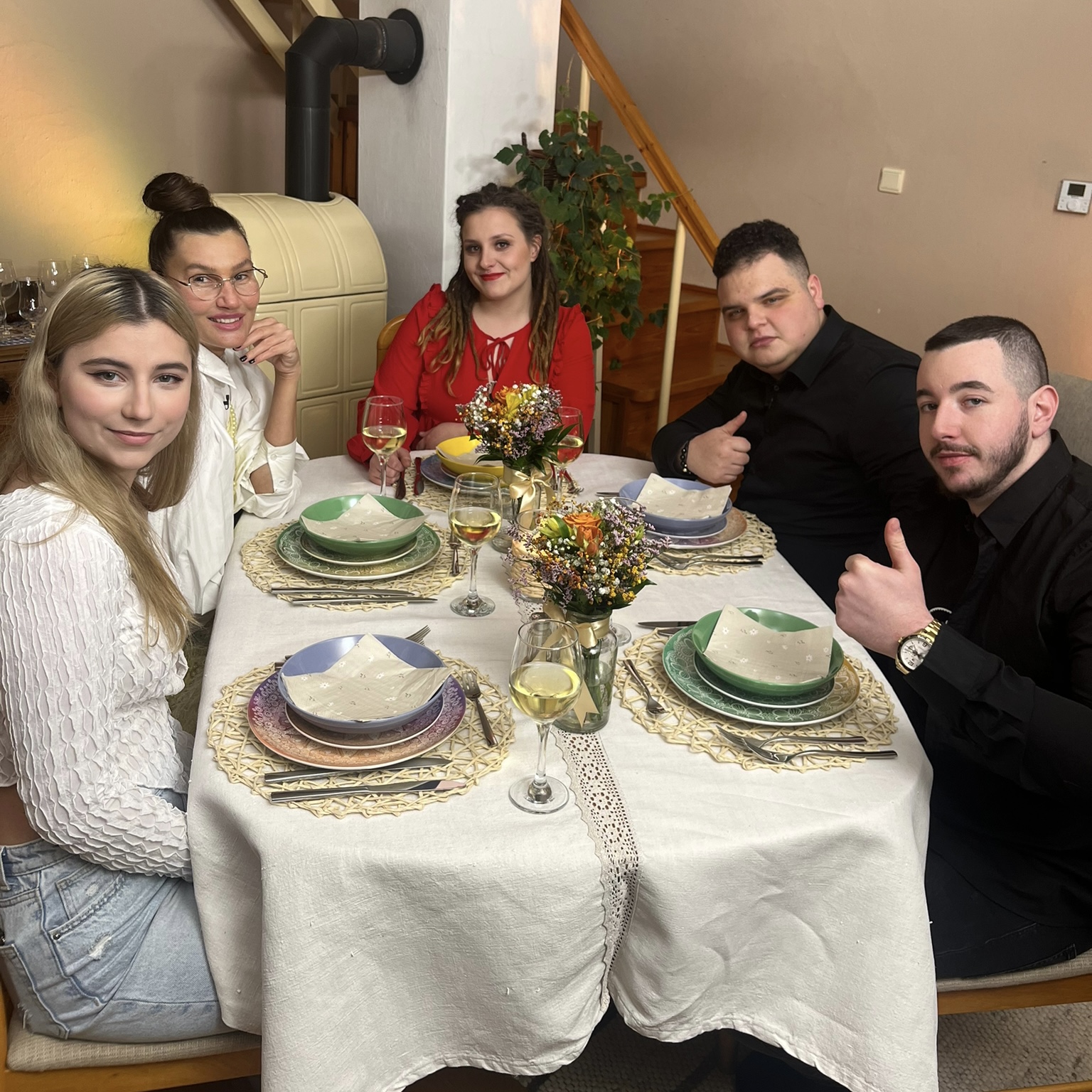 Reality šou Bez servítky uvádza televízia JOJ v podvečer počas pracovného týždňa.