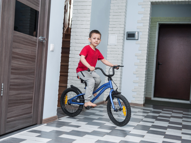 Malý chlapec na bicykli