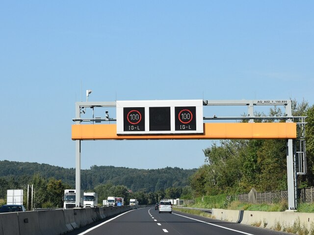 100 kmh speed limit road signs in Austria 01