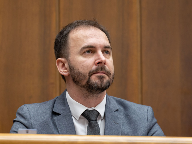 Šipoš, parlament