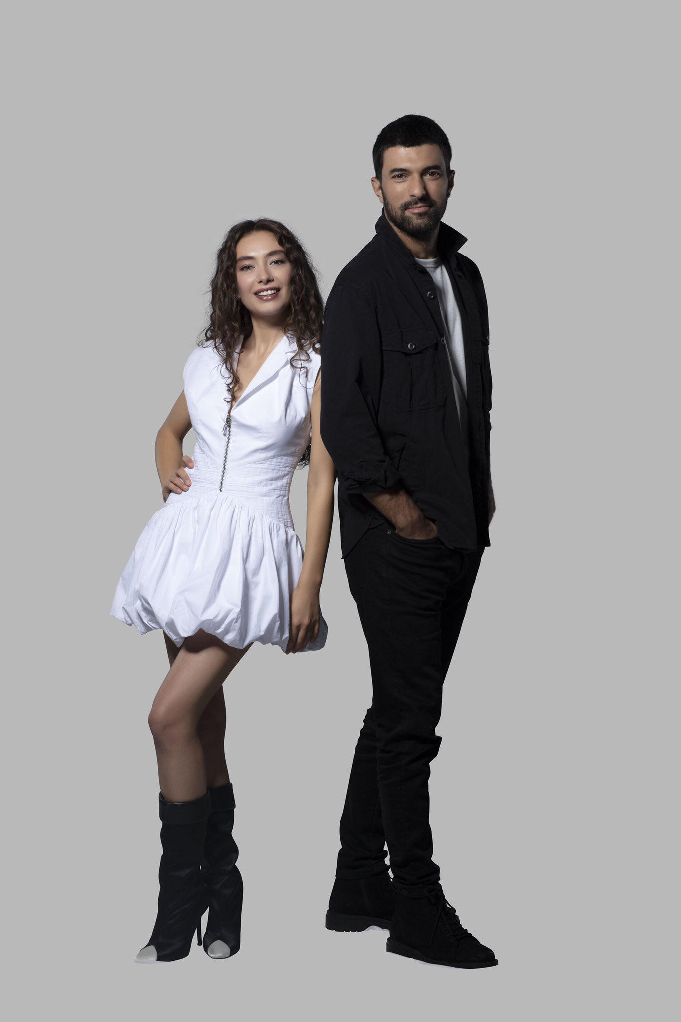 Neslihan Atagül Doğulu (Nare) a Engin Akyürek (Sancar) v seriáli Veľvyslancova dcéra.