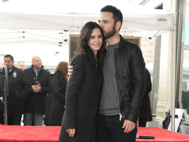 Johnny McDaid so svojou partnerkou - snúbenicou Courteney Cox 