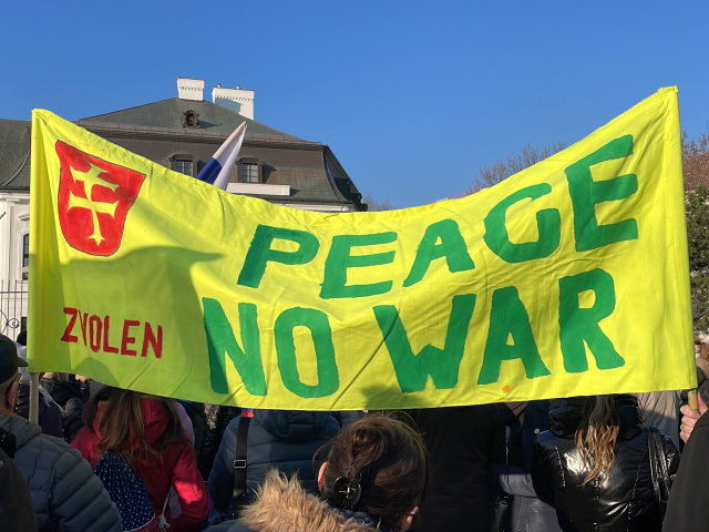 protest prezidentský palác peace no war