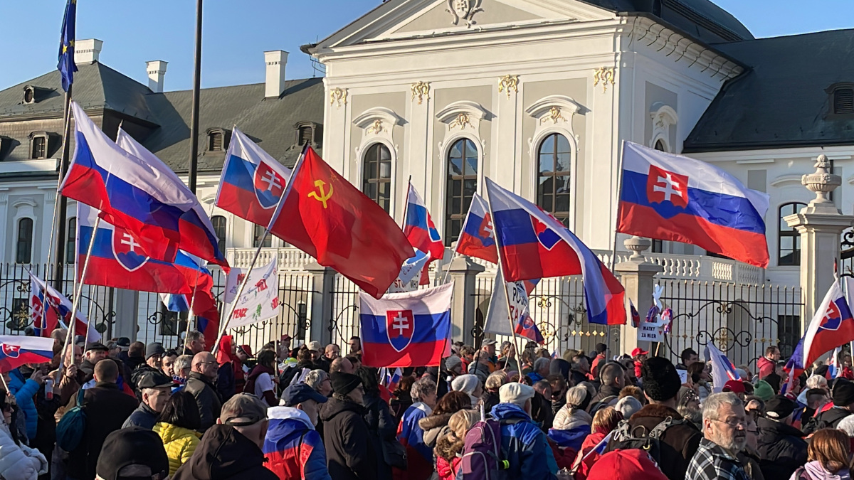 protest prezidentský palác hodžovo vlajky vlajka SR