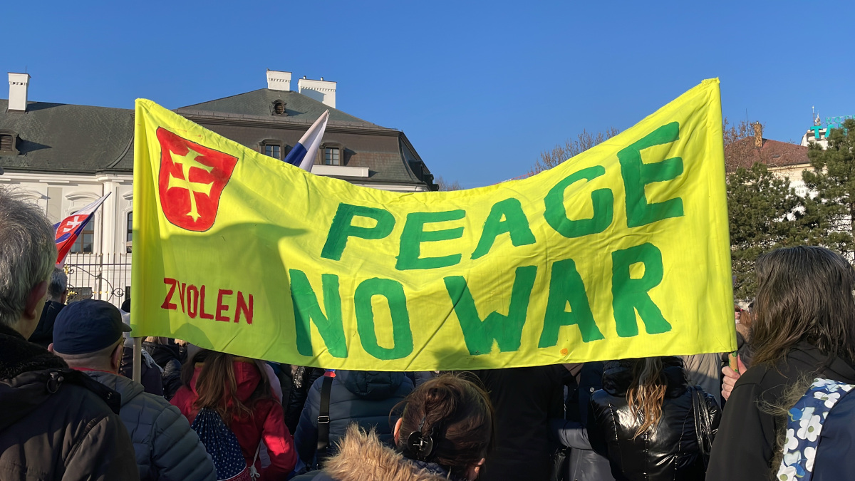protest prezidentský palác peace no war