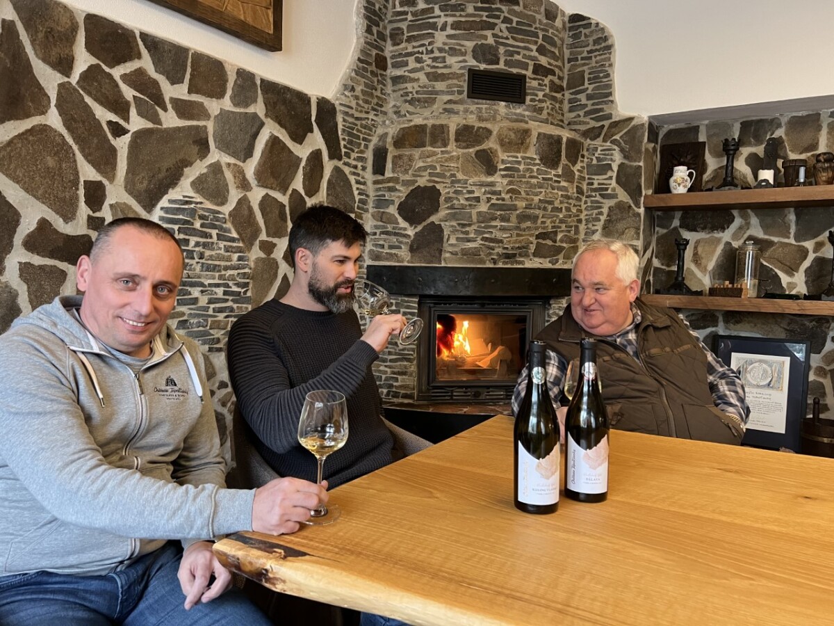 Muži, ktorí stoja za úspechom vína z Topoľčianok: Tibor Ferner, Samuel Waldner a Miloš Ševčík.