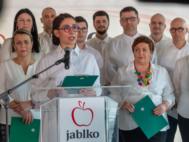 Jablko, Lucia Ďuriš Nicholsonová