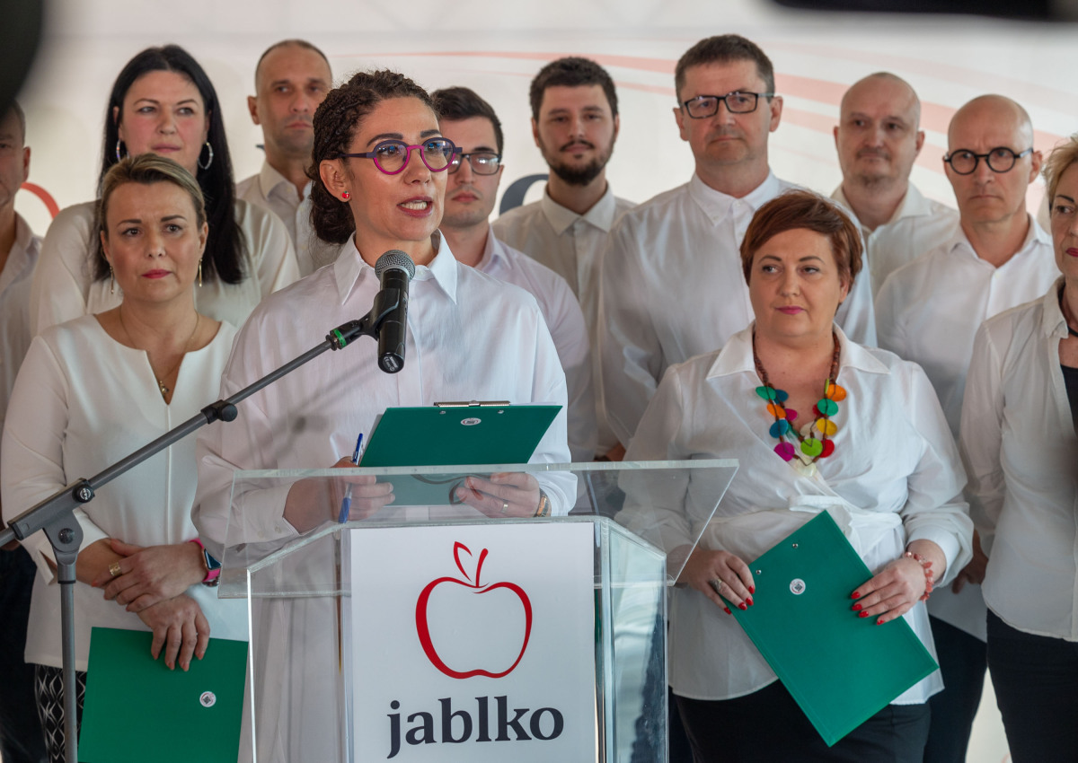 Jablko, Lucia Ďuriš Nicholsonová