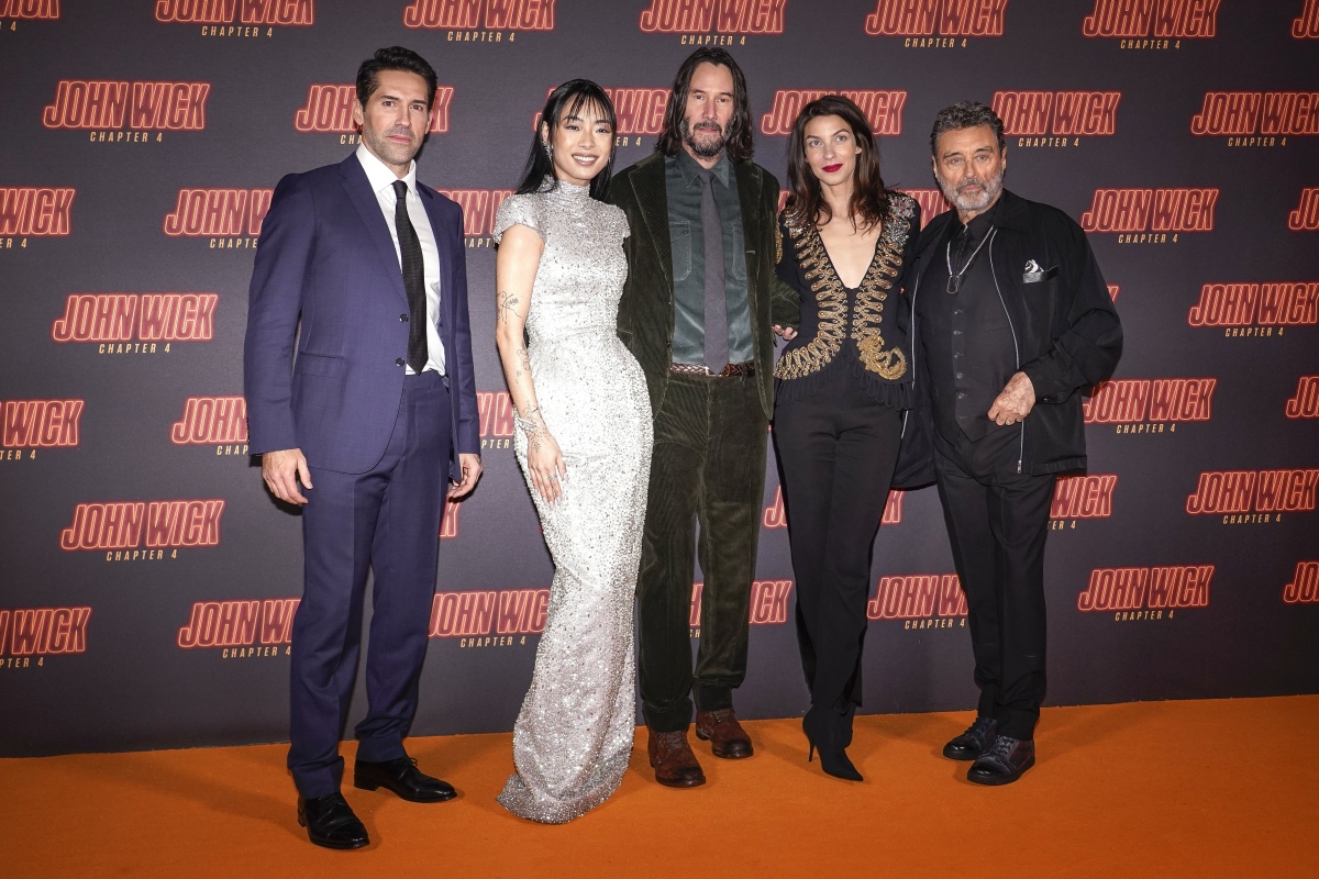 Scott Adkins, Rina Sawayama, Keanu Reeves, Natalia Tena a Ian McShane