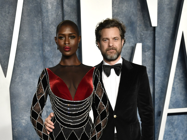 Jodie Turner-Smith v kreácii Gucci a jej partner Joshua Jackson