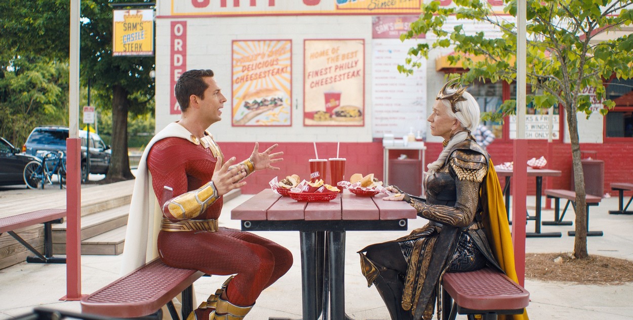 Zachary Levi a Helen Mirren v snímke Shazam! Hnev bohov.