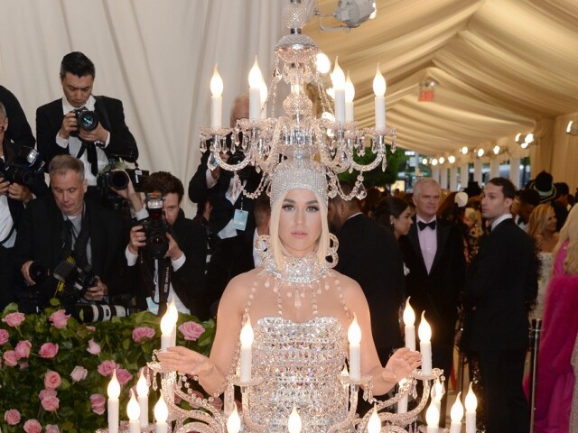 Katy Perry v kreácii moschino