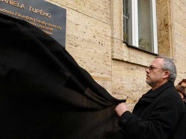 SR Tupý vražda tabuľa