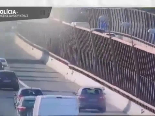 Vodička obchádza zápchu cez odstavný pruh