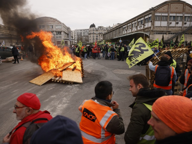 Francúzsko Paríž zamestnanci reformy dôchodky protest