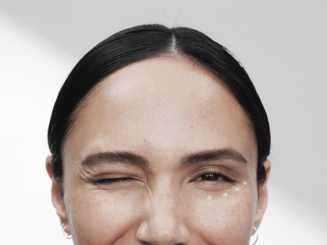 Oriflame, tvár, krém, žmurknutie, žena, veselá žena, optimizmus