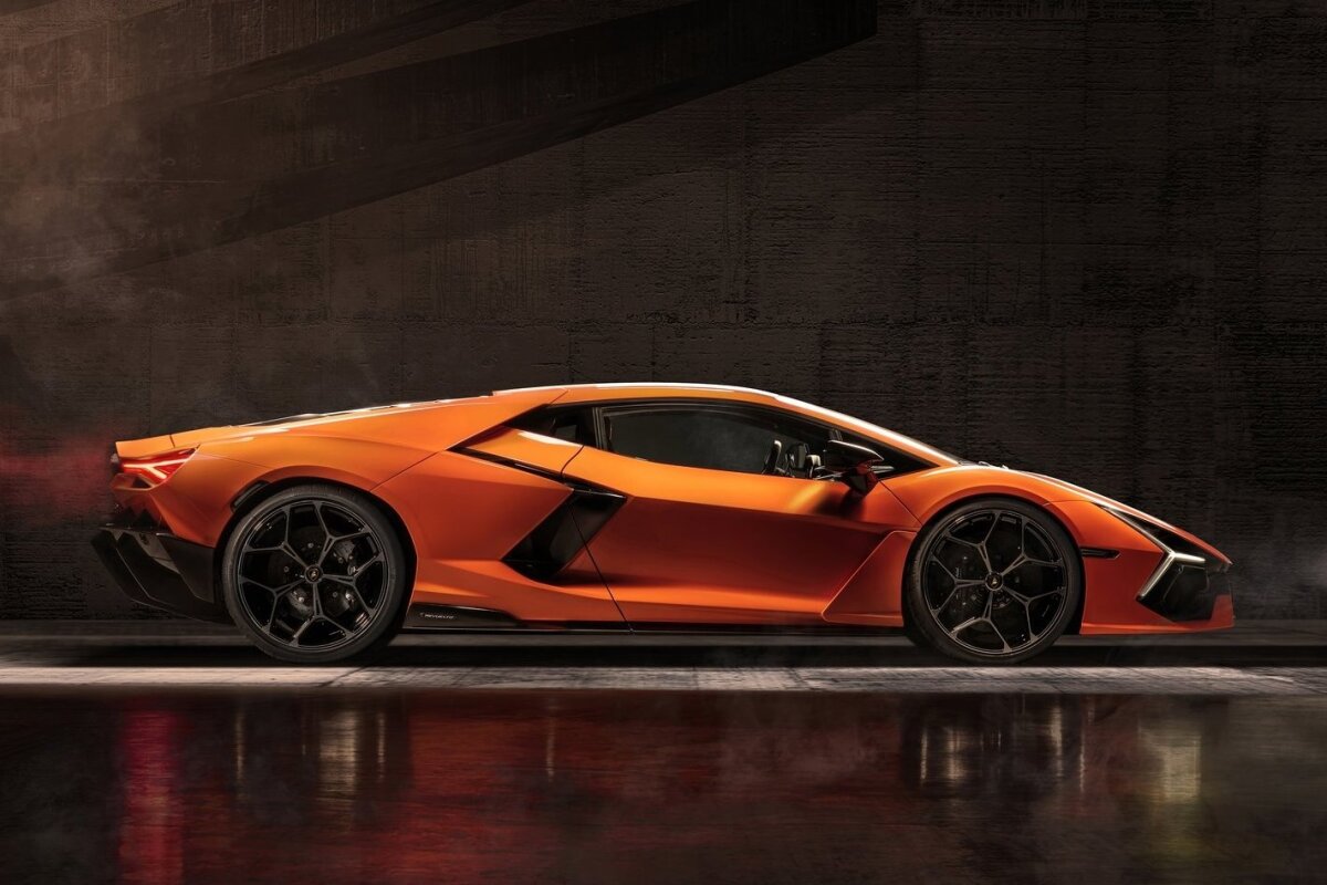 Lamborghini Revuelto - 2023