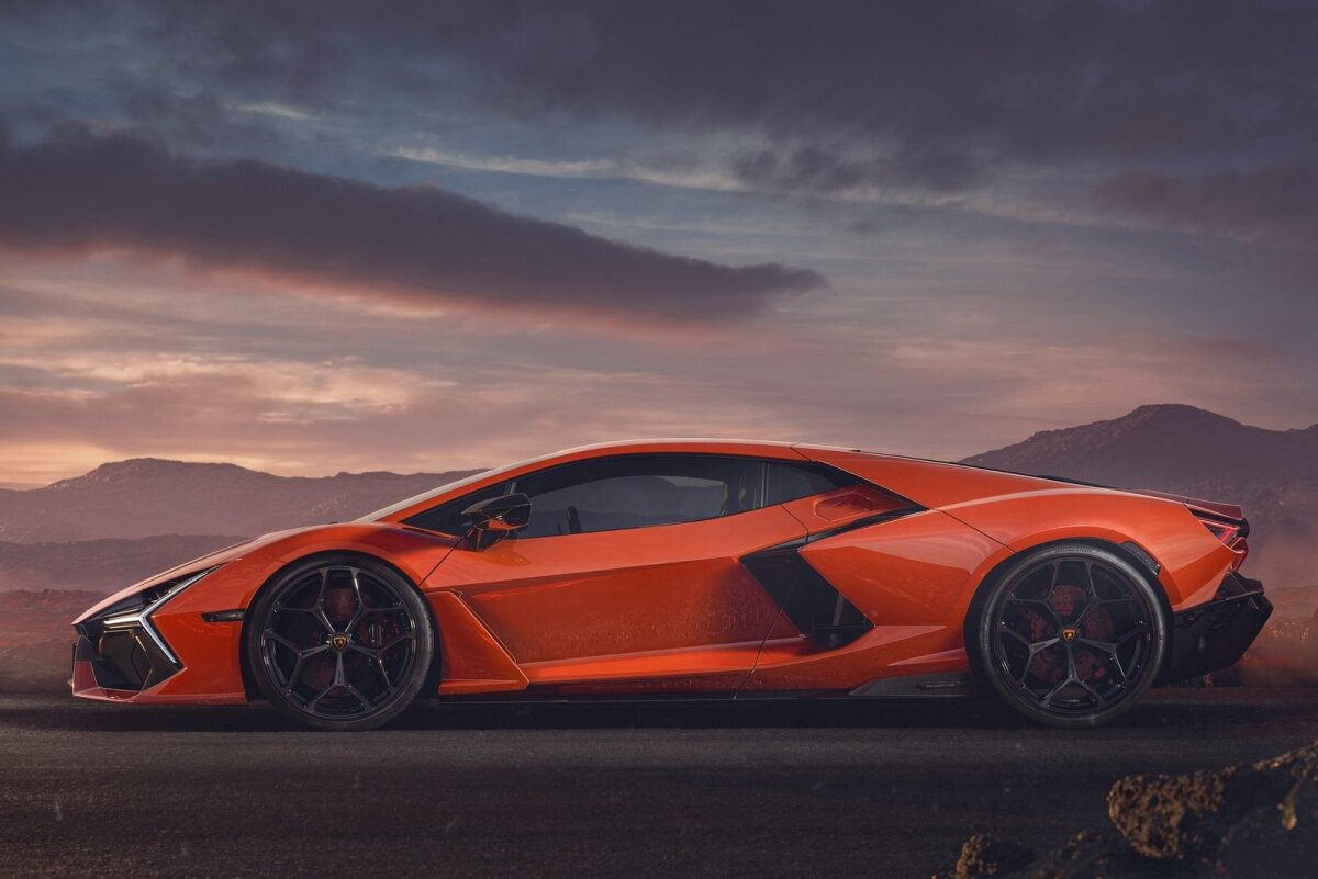 Lamborghini Revuelto - 2023