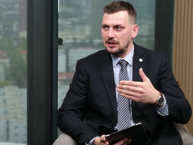 Matej Dobiš, Ide o peniaze