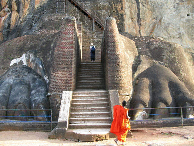 Srí Lanka, Levia skala, Sigyriya, mních, turistka
