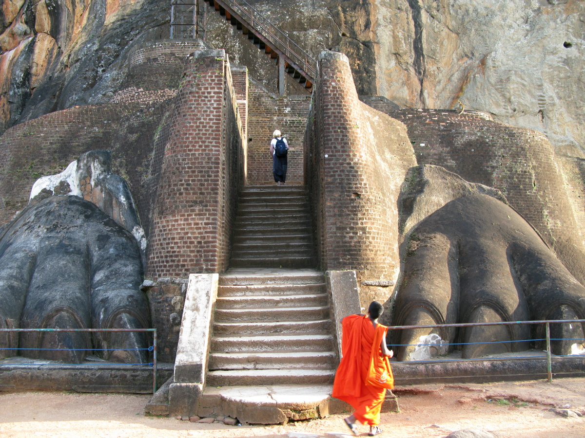 Srí Lanka, Levia skala, Sigyriya, mních, turistka