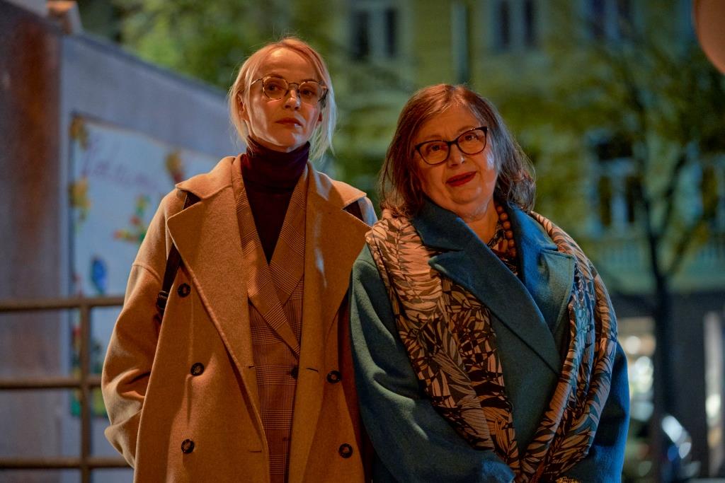 Jana Plodková ako Klára a Zuzana Kronerová ako jej matka vo filme Život pre samoukov.